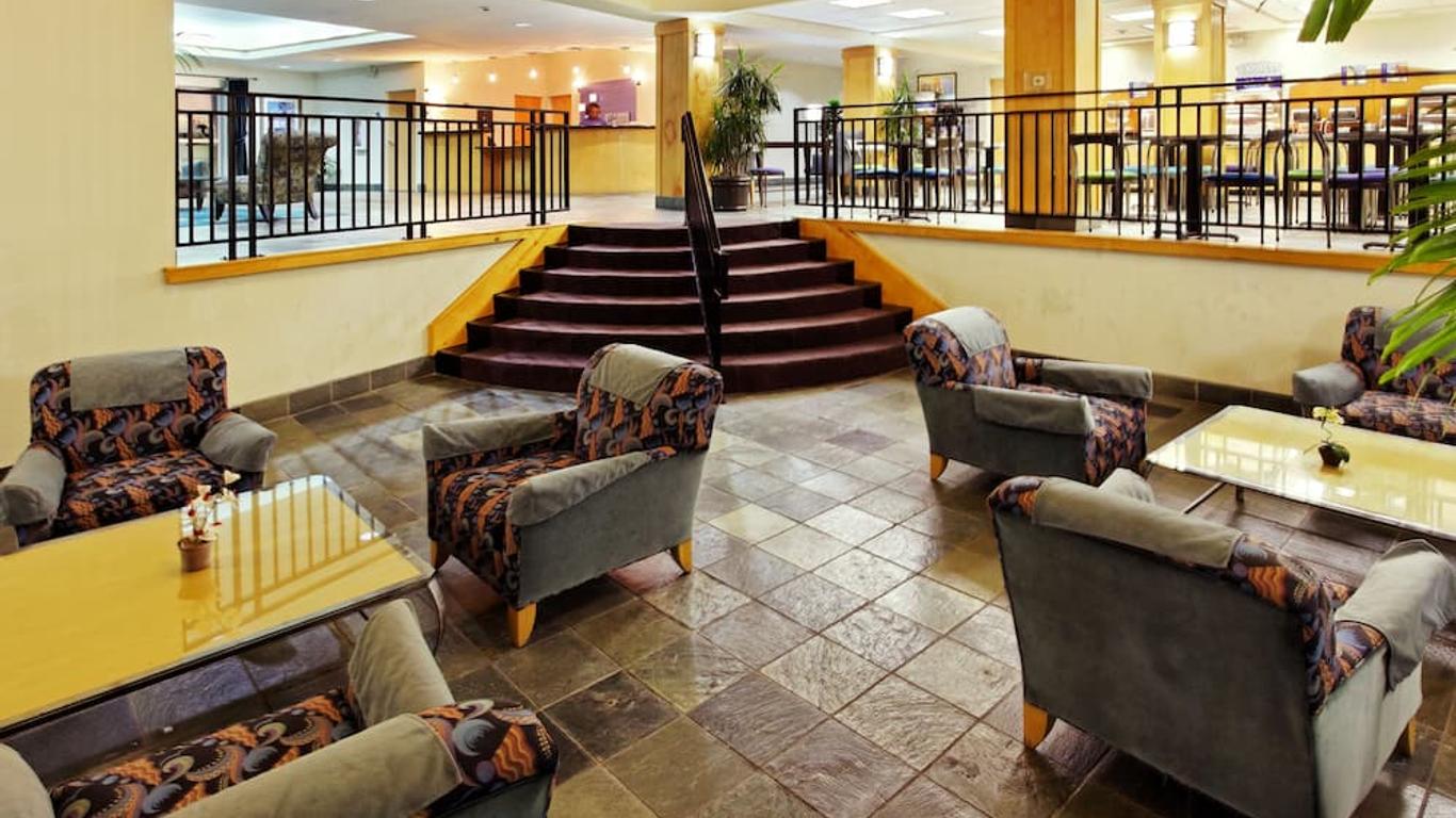 Holiday Inn Express & Suites San Antonio Rivercenter Area