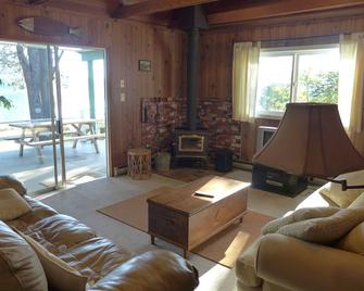 Shawnigan Lake Vacation Rental Cottage - Shawnigan Lake - Living room