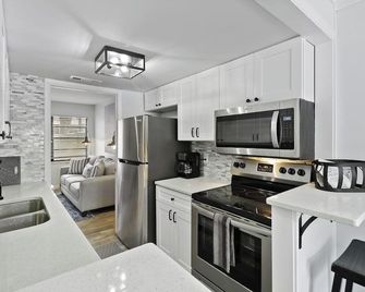 Cozy 2BR Hilton Head Townhome w Pool Access - Hilton Head Island - Kitchen