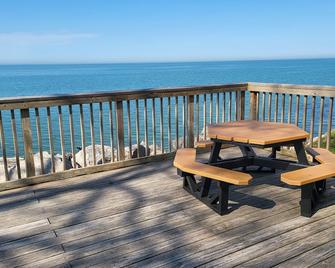 Beautiful, Cozy, Private Home near the Lake - Sheffield Lake - Balcony
