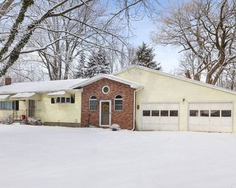 Bright Batavia Home-3bdrmw/Yard! - Batavia - Budova