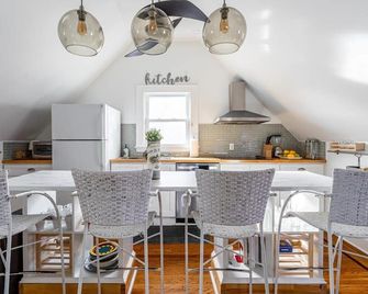 Charming 2br Getaway With Modern Comfort - Bridgeport - Dining room