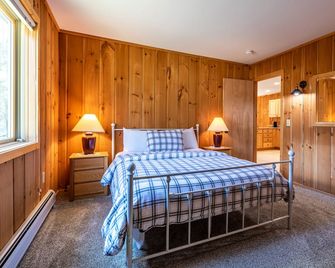 4br Vermont Family Retreat: Skiing, Hiking, Swimming & Firepit - Dover - Bedroom