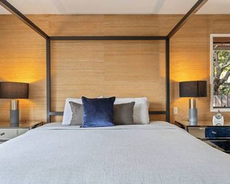 Haven: 5 King Bedrooms, Heated Pool and Hot Tub - Santa Rosa - Chambre