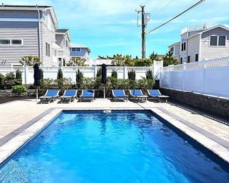 Large Contemporary Ocean Block Home - Beach Haven - Zwembad