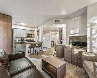 Metro Chandler Apartments - Chandler - Phòng khách