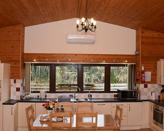 Ash Lodge has a private hot tub, spectacular views and boasts a peaceful location. - Rhayader - Kuchyň