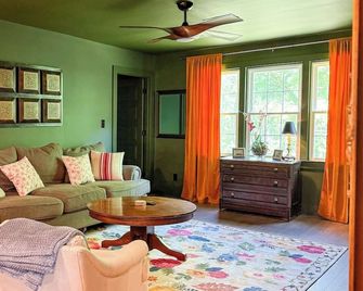 The Poppy - Family Friendly 3BR w/ shared Hot Tub - Easley - Huiskamer