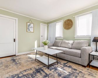 1 Bed/1bath House-North End Dbq-Near John Deere - Дабек