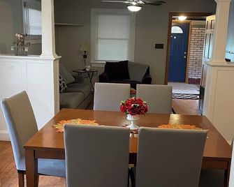 Private downtown cottage - Indianápolis - Comedor