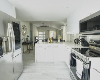 Modern 3 bedrooms with king size bed and hot tub - Montego Bay - Cuina