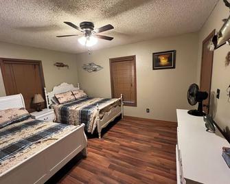 Spillway Road Retreat (2.5 miles from Lake D’Arbonne) - Farmerville - Bedroom