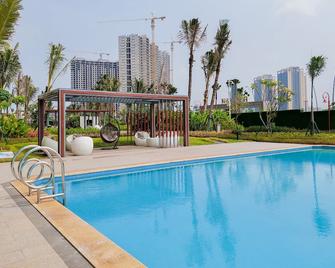 Homey And High Floor 2br At Sky House Bsd Apartment By Travelio - Serpong - Piscine