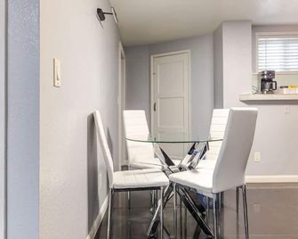 Victorian Retreat 2bed, 1bath, Parking, - Oakland - Dining room