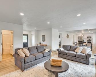 Charming Middlebury Retreat w/ Patio & Fire Pit - Middlebury - Living room