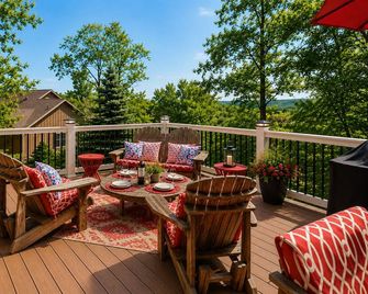 5 Star!!4 Bed/4 Bath/Hot Tub/Full Bsmnt/Game Rm. Premier Host - Tannersville - Balkon