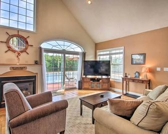 Waterside Haven on Milton Pond w/ Deck & Boat Dock - Milton - Living room