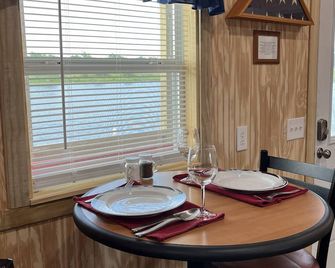 Lakefront Eagle Lodge - Commerce - Comedor