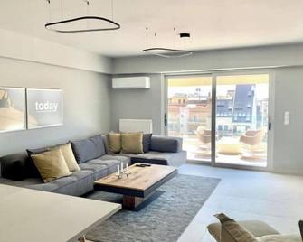 Fab New Flat in Central Athens w/ Acropolis Views - Atenas - Sala de estar