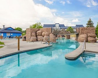 Polynesian Hotel And Siutes - Wisconsin Dells - Pool