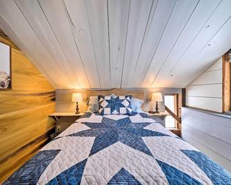 Country Escape with Fire Pit Near French Creek! - Cambridge Springs - Bedroom