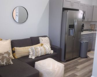 Private, Quiet 1 Bedroom in Amityville - Amityville - Living room