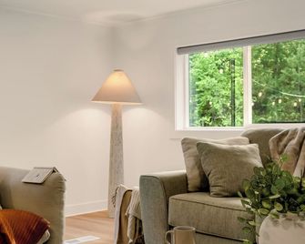 New to Vrbo! Secluded White Mtns Home•hot Tub, Ev, Pets•near Kanc Hwy, Sleeps 10 - Albany - Sala de estar