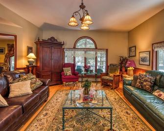 Comfy, Cozy Lake & Mountain Home - Saranac Lake - Living room