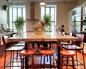 Quiet & Stylish Loft in the Heart of Soho - New York - Dining room