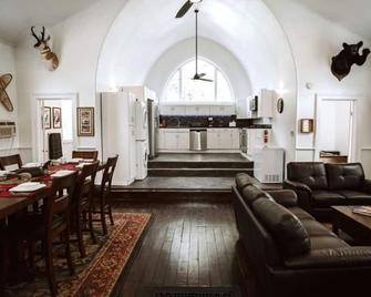 The Old Church Inn Is A Luxurious Property Near Salmon River - Altmar - Edificio