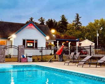 Travelodge by Wyndham Lake George NY - Hồ Lake George - Bể bơi