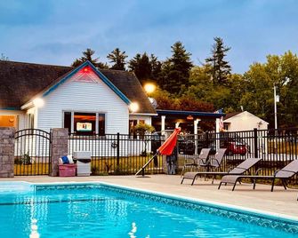 Travelodge by Wyndham Lake George NY - Lake George