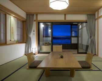 Sui Suwako - Suwa - Sala de jantar