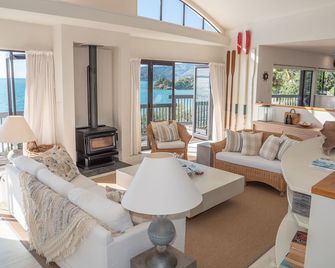 Absolute Beach Front @ Coopers - Mangonui - Wohnzimmer