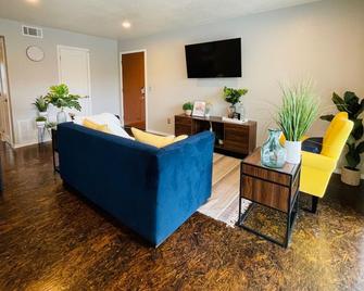 [SU 922-3] Campus-close 2 bedroom luxury - Norman - Living room