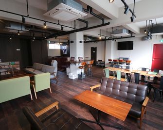 Red Helmet House & Sports Bar Hiroshima - הירושימה - מסעדה