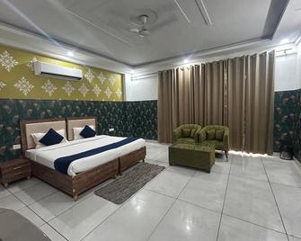 Tanvi Premium Residency Near Artemis Hospital Gurugram - Gurugram - Bedroom
