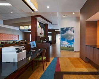 Fairfield Inn & Suites by Marriott Lincoln Airport - Lincoln - Front desk