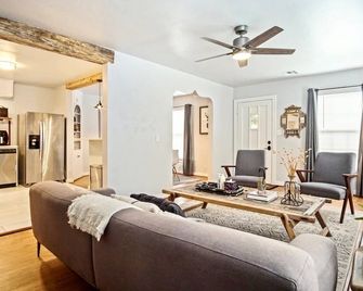 Modern Rustic 3 -bedroom 2 Bathrooms Carport - Oklahoma City - Living room