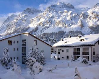 Cosy Apartment For 4 People With Wifi, Tv, Balcony And Parking - Sils im Engadin/Segl - Budova