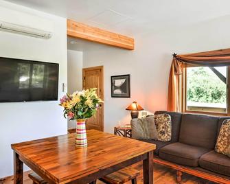 Columbia Falls Vacation Rental 10 Mi to Whitefish - Columbia Falls - Living room