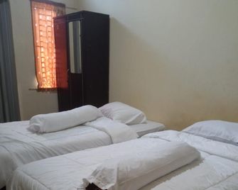 OYO 92233 Srikandi Homestay Syariah - Pekanbaru - Bedroom