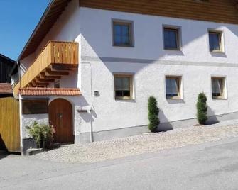 60qm-große Ferienwohnung mit 2 Schlafzimmern und Balkon - Grafenau - Gebäude
