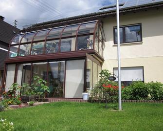 Apartment with winter garden in the middle of the Sauerland for young and old - Kirchhundem - Gebäude