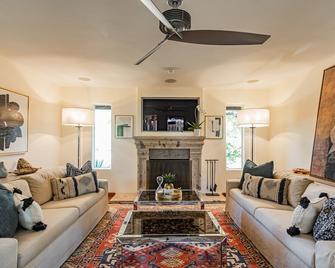 Beautiful Sonoran Desert Home-Dog Friendly. Discounted for 30 + day stays - Cave Creek - Living room