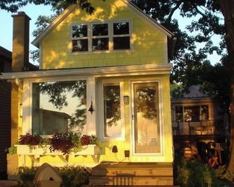 Waterfront cottage on the shores of Lake Erie. Beautiful lake front views! - Angola - Edificio