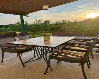 Holiday Home Oliva - Bol - Parveke