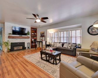 Peaceful Deck + Fire Pit: Payson Home! - Payson - Вітальня