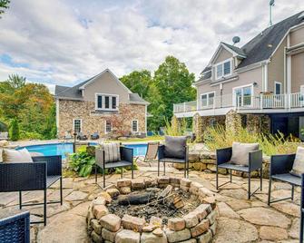 Deck For Entertaining Belmont Group Getaway - Belmont - Pool