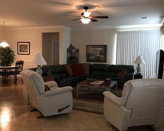 Beautiful Corner Property Home in Sun City Georgetown, Texas - Georgetown - Living room